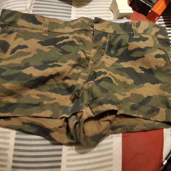 Camo shorts - Picture 1 of 3
